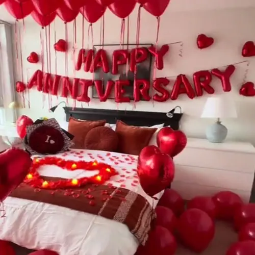 decoracion aniversario globos petalos rosas para aniversario